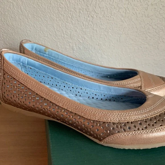 Clarks Women's Tan and Brown Flats Orbit Flight size 9.5 - Picture 2 of 9
